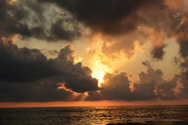 Belo pôr do sol no mar Fotos De Bancos De Imagens