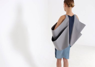 Manken bir korse ve kabarık bir tül eteğin içinde yatıyor. Bir sürü mavi tül topları, ağırlıksız, hafif, sakin