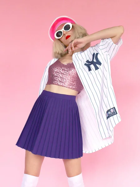 Manken bir korse ve kabarık bir tül eteğin içinde yatıyor. Bir sürü mavi tül topları, ağırlıksız, hafif, sakin