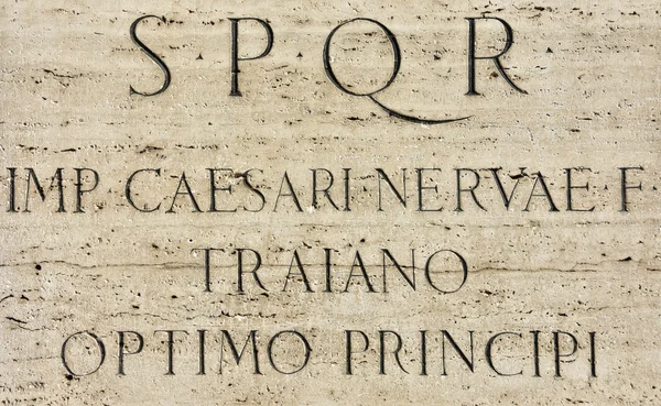Lateinische Inschrift des römischen Kaisers Trajan — Stockfoto