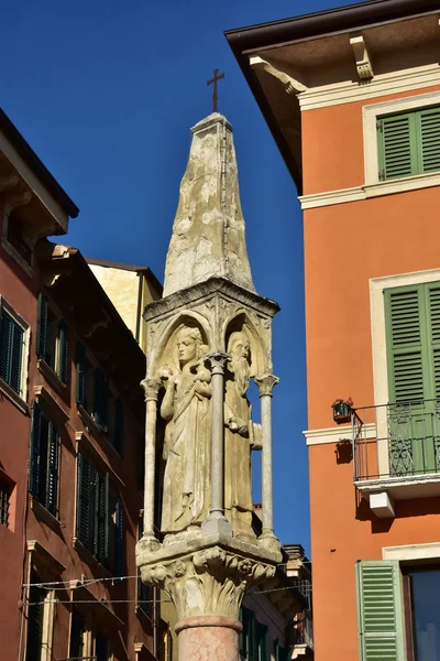 Medieval shrine with Virgin Mary, Jesus and Anthony the Great — Stock fotografie