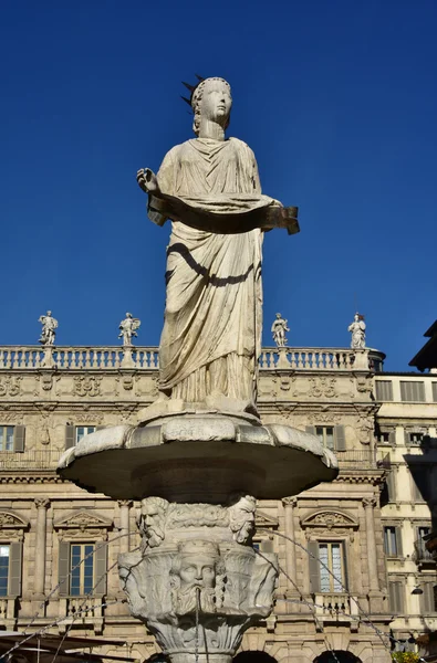 Fontána Madonna Verona, symbolu města — Stock fotografie