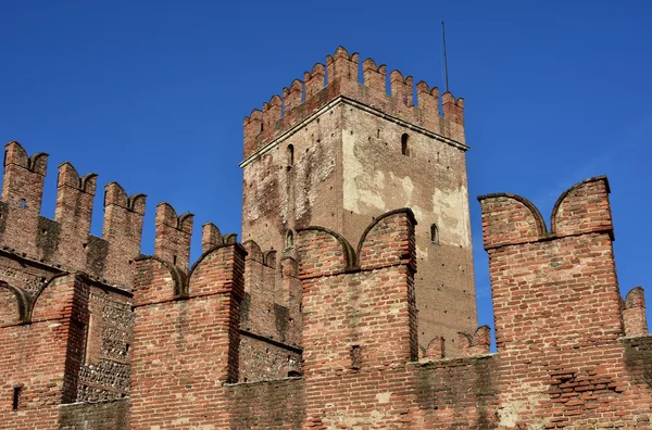 Castelvecchio hålla och ghibelline bröstvärnet i centrum av Verona — Stockfoto