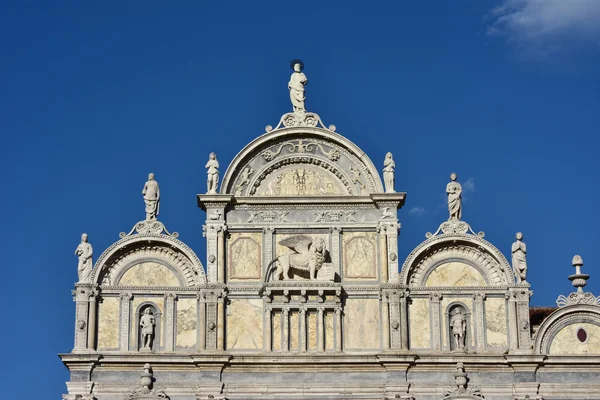 Scuola Grande di San Marco krásné renesanční fasáda s Benátkami okřídlený lev — Stock fotografie