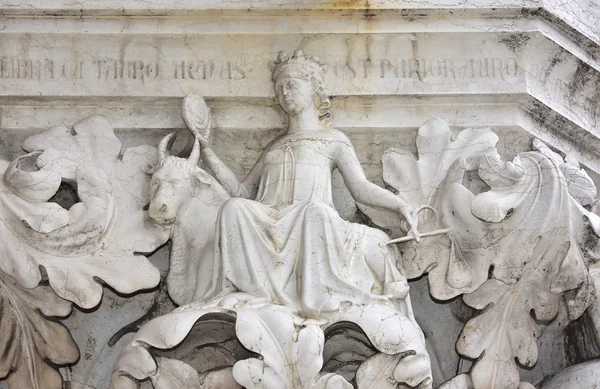 Venus with Taurus and Libra zodiac signs on Doge's Palace beautiful capital, in Venice — Zdjęcie stockowe