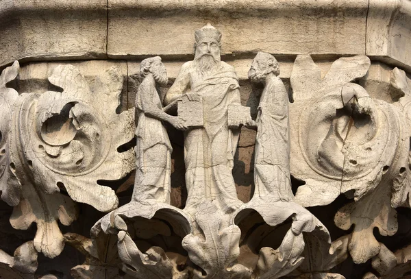 Aristotels and disciples on Doge's Palace beautiful capital, in Venice — Stok fotoğraf