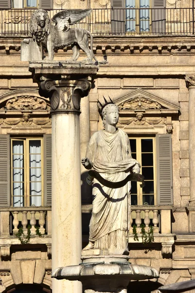 Fonte de Madonna Verona e Leão de Veneza, marcos da cidade — Fotografia de Stock