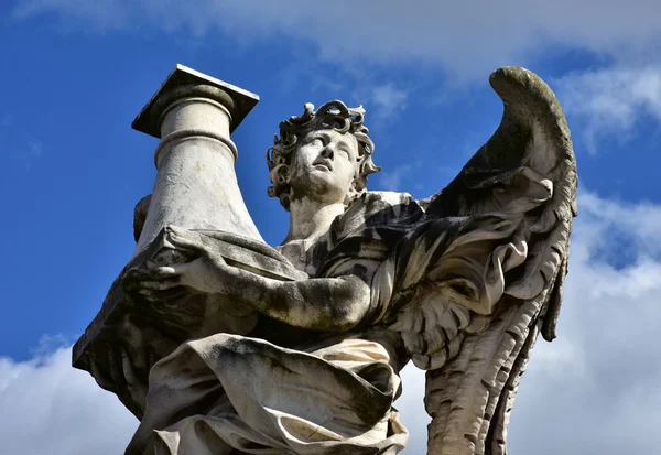 Ange avec colonne regarder le ciel, du pont Sant'Angelo à Rome — Photo