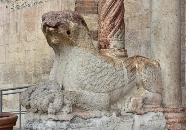 Griffin guardian statue at the entrance of Verona Cathedral (Duo — Stock fotografie