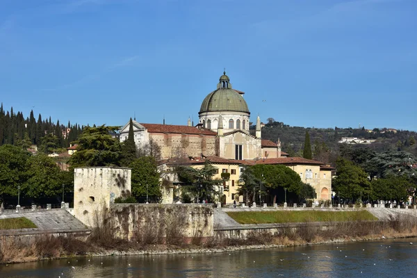 St Giorgio i Braida kupol sett från Adige River — Stockfoto