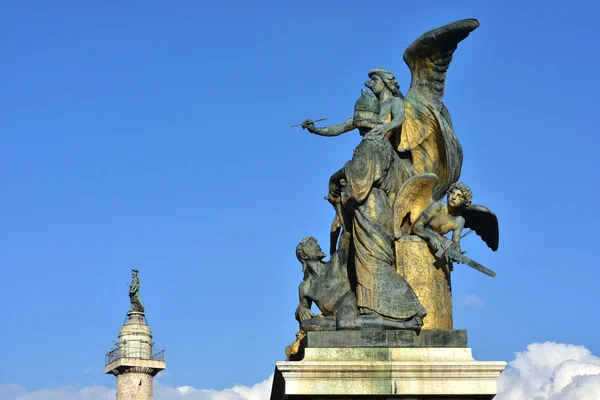 Grupo escultórico "Pensiero" (Pensamiento) del monumento de Vittoriano en el centro de Roma — Foto de Stock