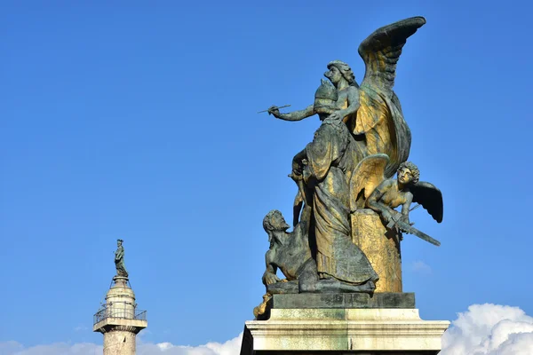 Grupo de escultura "Pensiero" (Pensamento) de Vittoriano monumento no centro de Roma — Fotografia de Stock