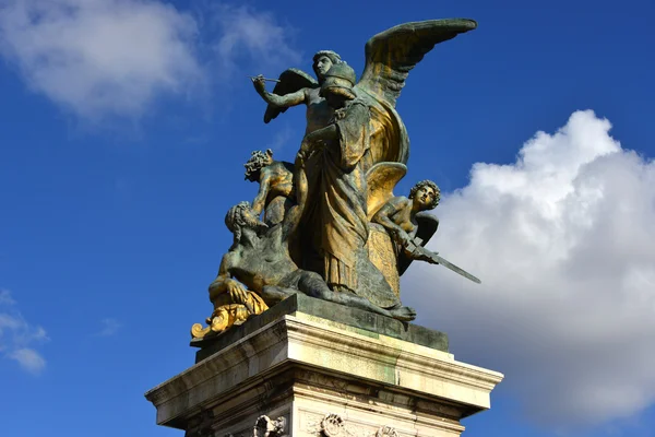 Sculptoral csoport "Pensiero" (gondolat) a Vittoriano emlékmű Róma központjában — Stock Fotó