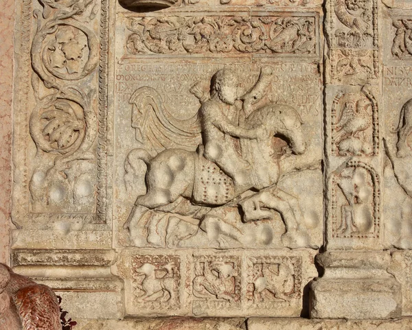 Teodorico de caza del portal de la Basílica de San Zeno — Foto de Stock