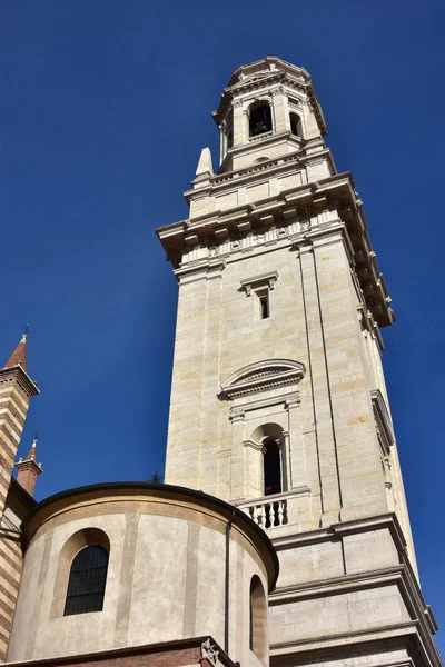 Veronské katedrále zvonice, dominantou města — Stock fotografie