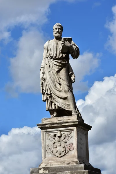 Estátua de São Pedro com chave, livro e brasão papal da ponte de Sant 'Angelo — Fotografia de Stock