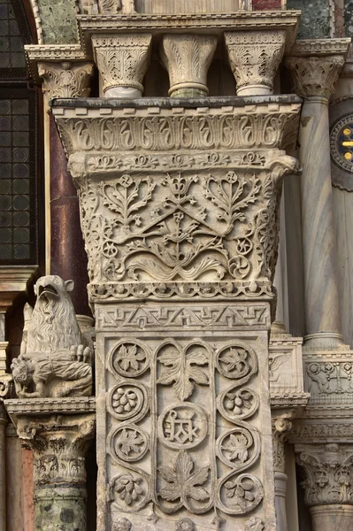 Мбаппе от столпов столицы Акра на площади Сан-Марко в Венеции — стоковое фото