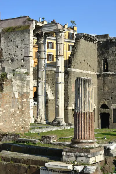 Forum för Augustus kolumner i centrala Rom. — Stockfoto