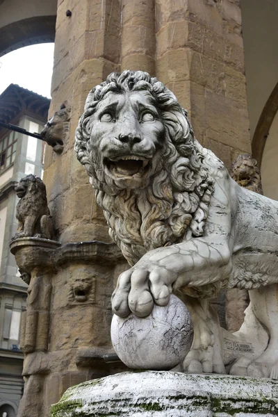 Medici Lev drží zeměkoule v Piazza della Signoria — Stock fotografie