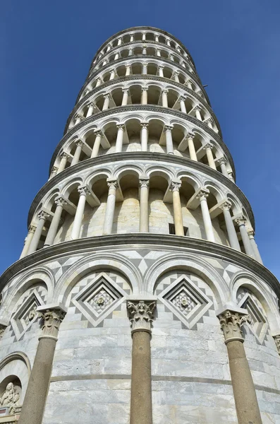 Torre inclinada de Pisa vista de baixo — Fotografia de Stock