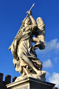 Angel Longinus kutsal Lance ile gökyüzüne görünüyor