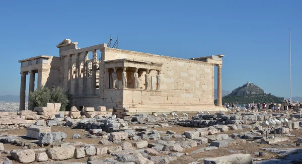 Templo de Erechtheion y Monte Lycabettus — Foto de Stock