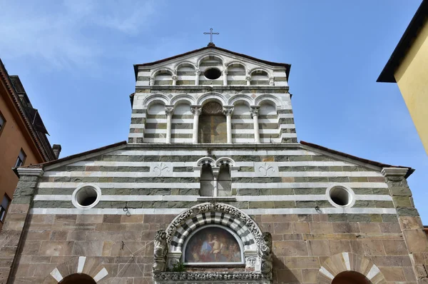 Středověký kostel San Giusto je v Lucca — Stock fotografie