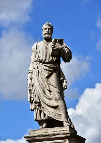 Saint Peter heykeli ile anahtar ve kitap — Stok fotoğraf