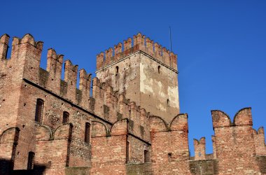 Castelvecchio'yu Kulesi ve duvarlar, Verona