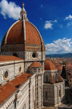 15. yüzyılda İtalyan mimar Brunelleschi tarafından inşa edilen Floransa 'daki Santa Maria del Fiore (Çiçeğin Aziz Mary' si) muhteşem kubbesi, dünyadaki Rönesans 'ın bir sembolü.