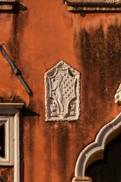 Altes Wappentier Mit Löwe Auf Einer Venezianischen Orangen Wand — Stockfoto