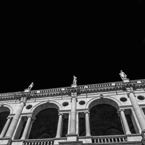 Vicenza 'daki muhteşem Bazilika Palladiana mermer kemer ve heykelleri (16.-17. yüzyıl) ünlü Rönesans mimarı Andrea Palladio tarafından tasarlanmıştır.)