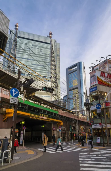 Contrastes Tokio Vida Ordinaria Distrito Shimbashi Debajo Los Rascacielos Modernos — Foto de Stock