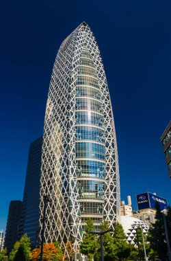 Tokyo, JAPONYA, NOVEMBER 4, 2017 Shinjuku 'daki Mode Gakuen Koza Kulesi karakteristik çaprazlanmış beyaz köşegen çizgileriyle. 2008 'de tamamlandı, dünyanın en uzun ikinci eğitim binası..