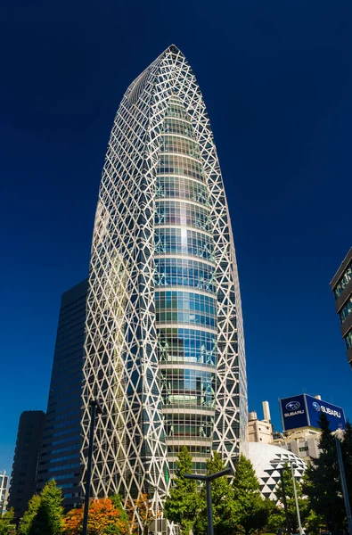 Tokyo, JAPONYA, NOVEMBER 4, 2017 Shinjuku 'daki Mode Gakuen Koza Kulesi karakteristik çaprazlanmış beyaz köşegen çizgileriyle. 2008 'de tamamlandı, dünyanın en uzun ikinci eğitim binası..