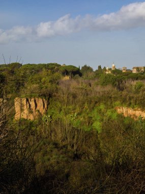 Roma 'daki Tor Marancia şehir parkının manzarası. Eski Aziz Sebastian Kilisesi kubbeleri ve çan kubbesi.