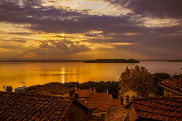 Umbria Daki Trasimeno Gölü Üzerindeki Güzel Günbatımı Isola Maggiore Büyük — Stok fotoğraf