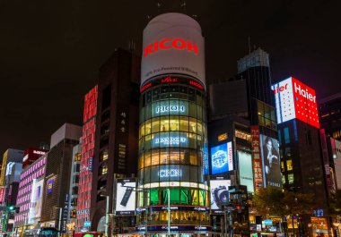Tokyo, Japonya, Kasım 28, 2017 Tokyo 'daki ünlü ve ikonik Ginza Kavşağında renkli reklam panoları ve lüks mağazaları olan bir gece.