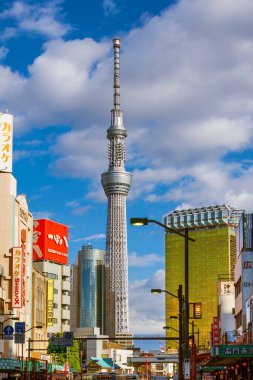 Tokyo, Japonya, 19 Mart 2019 - Asakusa 'dan ünlü Tokyo Skytree Kulesi ve Sumida İlçe gökdelenlerinin manzarası