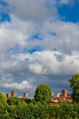 Lucca büyüleyici tarihi merkez gökdelenleri güzel bulutlar ve ortaçağ kuleleri ile çevreleyen Liberet duvarları üzerine yükseliyor. 