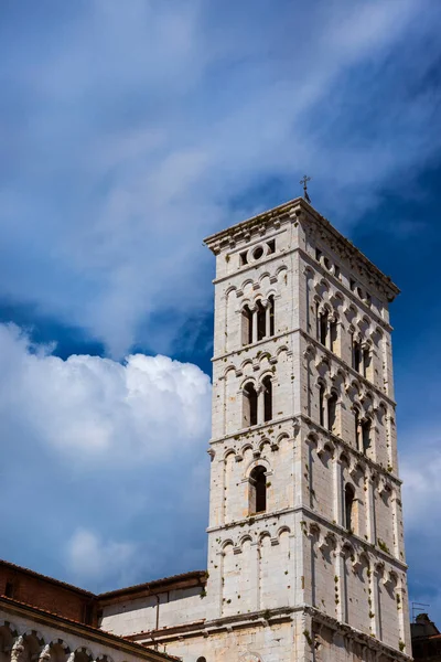 雲の間のフォロ教会中世の鐘楼で聖ミヒール トスカーナ州ルッカ市に13世紀に建立されたロマネスク様式の鐘楼 — ストック写真