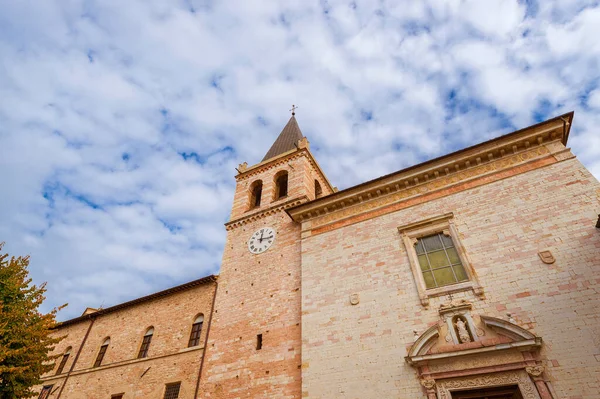斯派洛历史中心的圣玛丽大教堂 有中世纪钟楼 — 图库照片