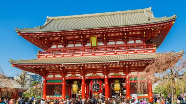 Tokyo, Japonya, 13 Mart 2019 - Turistler Asakusa, Tokyo 'daki Senso-ji Budist tapınağının bir parçası olan Hozomon' u ('Hazine Evi Kapısı') ziyaret ederler.