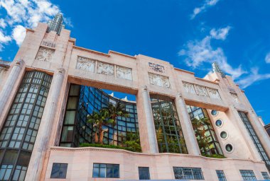 Lizbon, PORTUGAL, ECTOBER 20, 2015 - Lizbon 'un merkezindeki eski Eden Tiyatrosu' nun güzel Art Deco cephesi, mimarlar Cassiano Branco ve Carlo Florencio Dias tarafından 30 'ların başında tasarlandı.