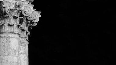 Venedik 'te klasik mimari. Korint kolonu ve St. Barnabas Kilisesi cephesinden gelen sermaye 18. yüzyılda dikilmiştir (Kopya alanı ile Siyah ve Beyaz)