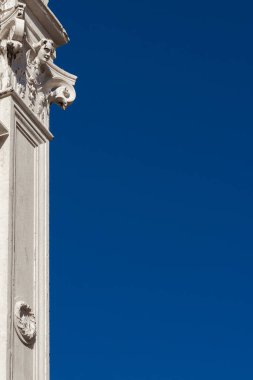 Venedik 'te Rönesans mimarisi. Mavi gökyüzü ve kopyalama alanı olan bir sütun