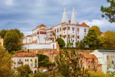 Sintra, PORTUGAL, ECTOBER 19, 2015 - Sintra Ulusal Sarayı veya Kasaba Sarayı 'nın iki ikonik bacalı görüntüsü, bir müzeye dönüştü ve şimdi bir Unesco Dünya Mirası