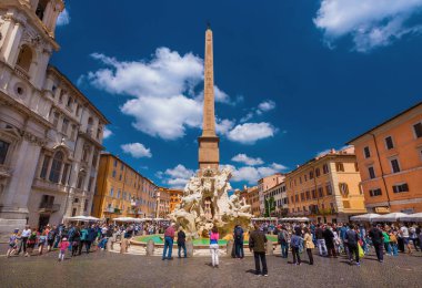 Roma, İtalya, Nisan 24, 2017 - Turistler Roma 'nın tarihi merkezindeki ünlü Piazza Navona Meydanı' nı ziyaret ettiler. 