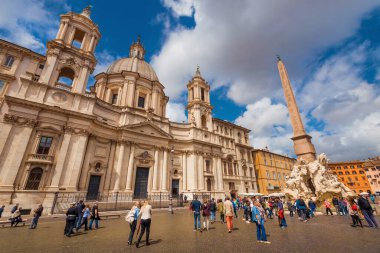 Roma, İtalya, Nisan 18, 2017 - Roma 'nın ünlü Piazza Navona Meydanı' nı ziyaret eden turistler, muhteşem Dört Nehir Çeşmesi ve Aziz Agnes Kilisesi ile birlikte tarihi bir şehir. 