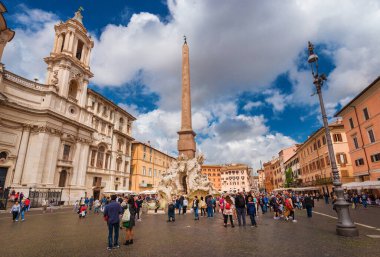 Roma, İtalya, Nisan 18, 2017 - Roma 'nın ünlü Piazza Navona Meydanı' nı ziyaret eden turistler, muhteşem Dört Nehir Çeşmesi ve Aziz Agnes Kilisesi ile birlikte tarihi bir şehir.